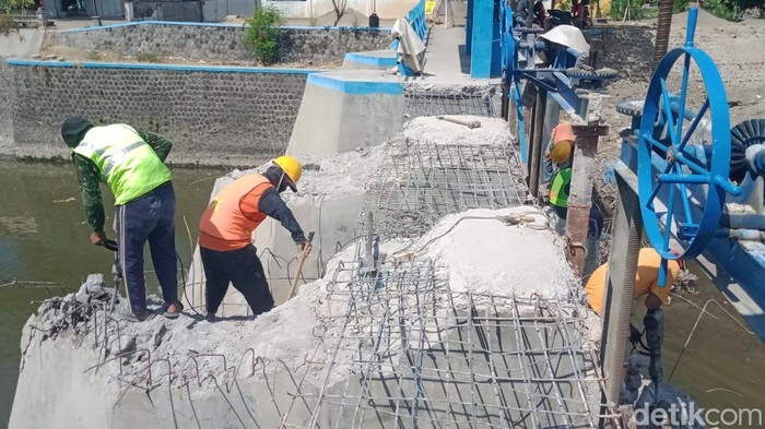 Pembongkaran bendung Tukuman di aliran sungai Dengkeng, Cawas, Klaten, Kamis (2/7/2026).
