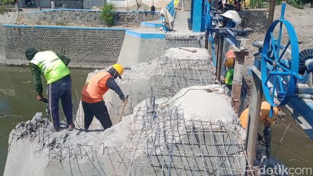 Pembongkaran bendung Tukuman di aliran sungai Dengkeng, Cawas, Klaten, Kamis (2/7/2026). Pembongkaran bendung Tukuman di aliran sungai Dengkeng, Cawas, Klaten, Kamis (2/7/2026).