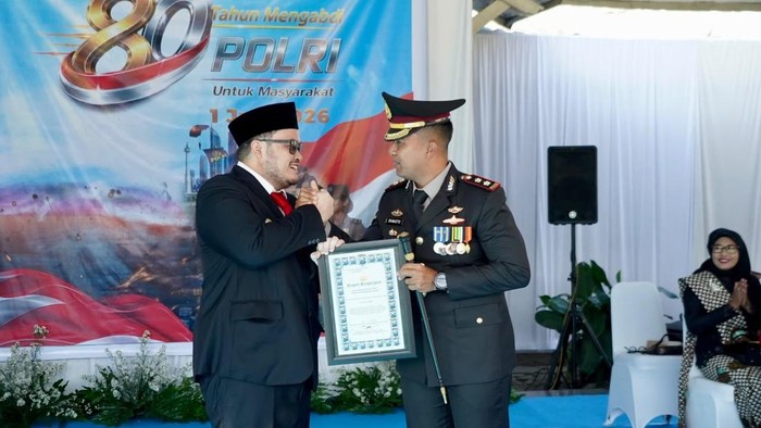 Bupati Hanindhito Himawan Pramana mendapat penghargaan dari Polres Kediri saat momen HUT ke-80 Bhayangkara