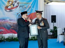 Mas Dhito Terima Penghargaan Saat Momen HUT ke-80 Bhayangkara