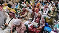 Jemaah haji memperlihatkan Kartu Kewaspadaan Kesehatan Jemaah Haji (K3JH) saat tiba di Asrama Haji Makassar, Sulawesi Selatan, Rabu (1/7/2026). ANTARA FOTO/Arnas Padda