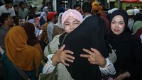 Sebanyak 244 jemaah haji dan petugas yang tergabung dalam Kelompok Terbang (Kloter) 43 menjadi rombongan terakhir Debarkasi Makassar yang tiba di Tanah Air. ANTARA FOTO/Arnas Padda