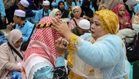 Kedatangan kloter tersebut menandai berakhirnya proses pemulangan jemaah haji 2026 melalui Debarkasi Makassar. ANTARA FOTO/Arnas Padda  