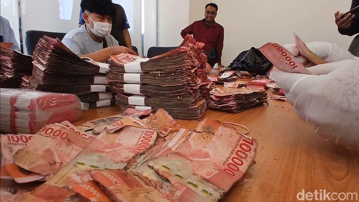 Penampakan uang rusak akibat terendam rob saat ditukarkan ke BI Perwakilan Tegal, Kamis (2/7/2026).
