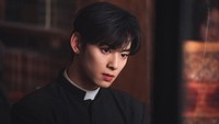 Jadi Pendeta Katolik di Drakor, Cha Eun Woo Kini Dibaptis dengan Nama John