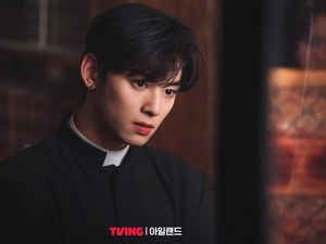 Jadi Pendeta Katolik di Drakor, Cha Eun Woo Kini Dibaptis dengan Nama John