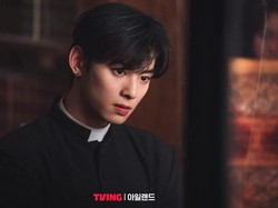 Jadi Pendeta Katolik di Drakor, Cha Eun Woo Kini Dibaptis dengan Nama John