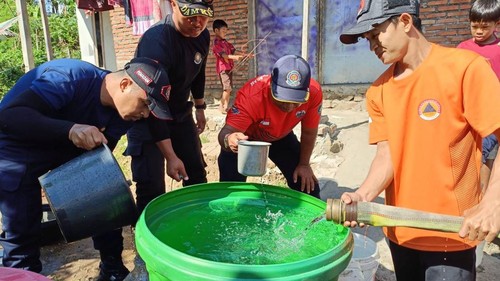 Penyaluran air bersih untuk warga terdampak kekeringan di Desa Giri Tembesi, Kecamatan Gerung, Lombok Barat, NTB, Kamis (2/7/2026). (Foto: Dok. Pemkab Lombok Barat)