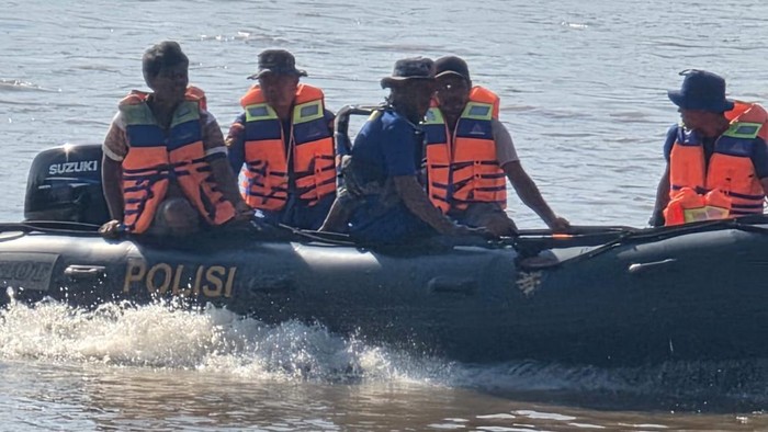 Personel Brimob menyisir sungai mencari polisi hilang dalam bentrokan penggerebekan narkoba di Katingan.