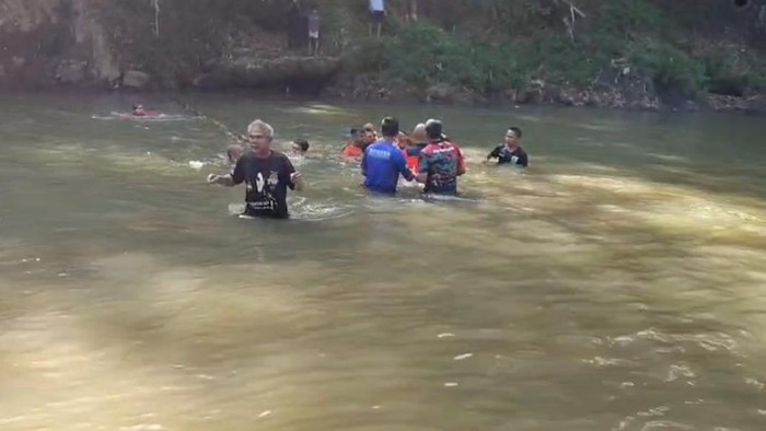 Petugas gabungan saat evakuasi bocah tenggelam di Sungai Cipeles.