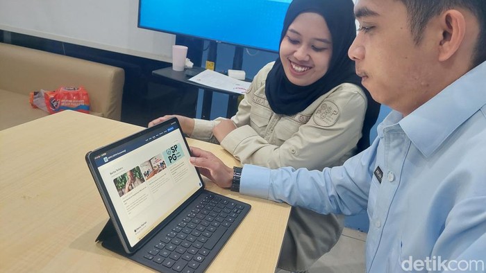 Petugas SPPG Karyawangi KBB Cek Sistem AI yang Mereka Gunakan