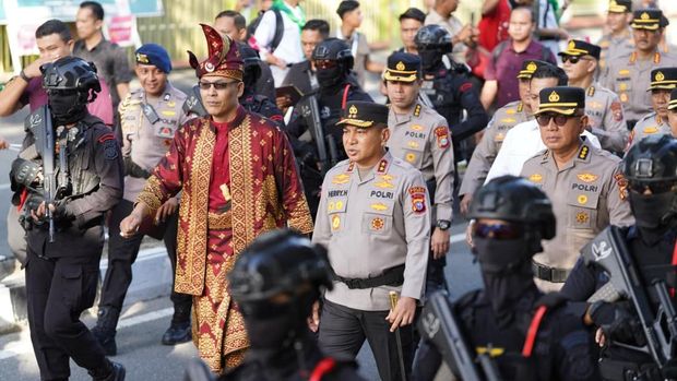Polda Riau menggelar Kirab Pataka dan Nugraha Sakanti di Pekanbaru, Kamis (2/7/2026).