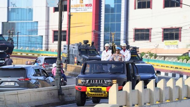Polda Riau menggelar Kirab Pataka dan Nugraha Sakanti di Pekanbaru, Kamis (2/7/2026).