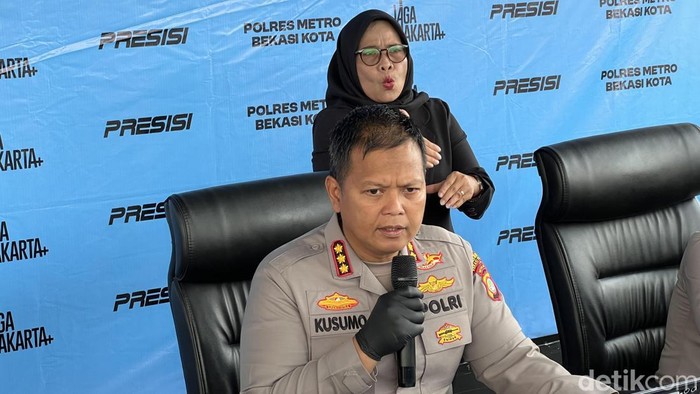 Polisi menangkap 3 pelaku begal yang menewaskan ojol di Kota Bekasi, Jabar. Peristiwa tersebut sebelumnya terekam CCTV dan viral di media sosial. (Adhfar/detikcom)
