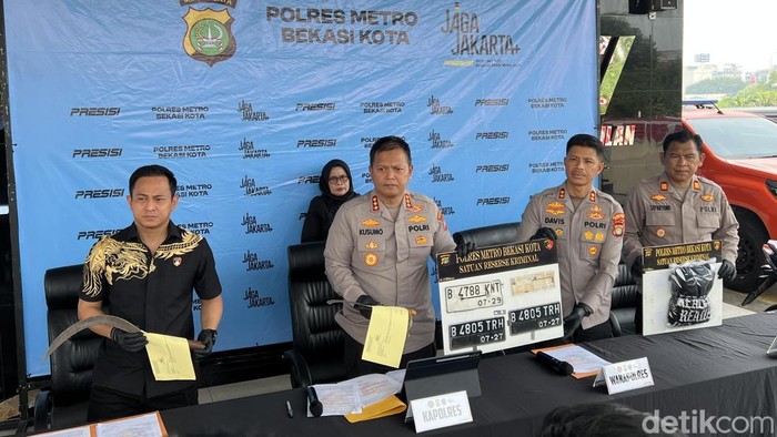 Polisi menangkap 3 pelaku begal yang menewaskan ojol di Kota Bekasi, Jabar. Peristiwa tersebut sebelumnya terekam CCTV dan viral di media sosial. (Adhfar/detikcom)