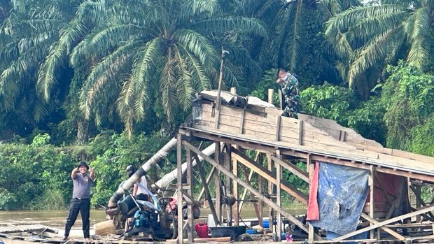 Polsek Cerenti bersama TNI menertibkan aktivitas penambangan emas ilegal di Sungai Kuantan, Kamis (2/7/2026).