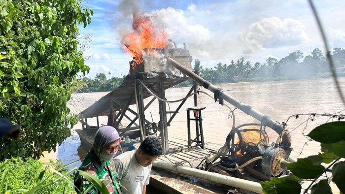 Polsek Cerenti bersama TNI menertibkan aktivitas penambangan emas ilegal di Sungai Kuantan, Kamis (2/7/2026).
