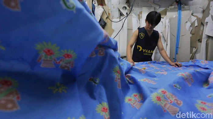 Pekerja menjahit seragam sekolah di Andor Apparel, Cakung, Jakarta, Kamis (2/7/2026). Permintaan seragam meningkat menjelang dimulainya tahun ajaran baru 2026/2027.