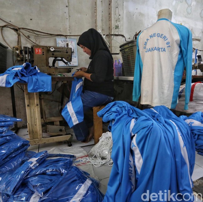 Potret Konveksi Sibuk Penuhi Permintaan Seragam Jelang Tahun Ajaran Baru