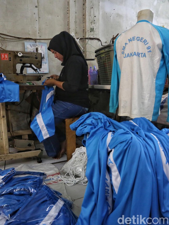 Potret Konveksi Sibuk Penuhi Permintaan Seragam Jelang Tahun Ajaran Baru
