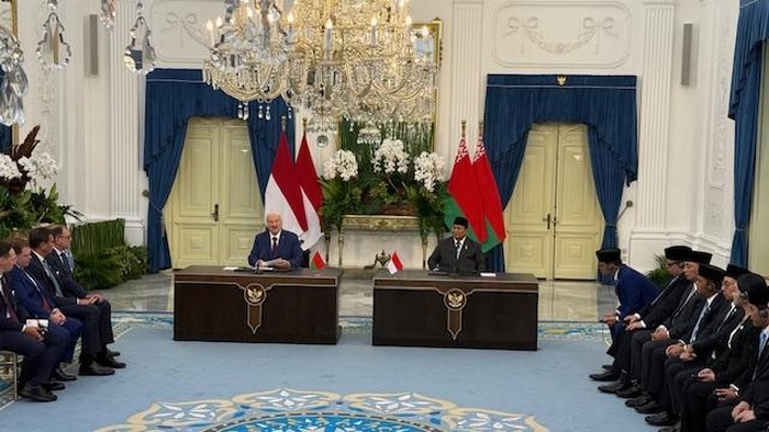 Presiden Prabowo Subianto saat memberikan keterangan pers bersama usai pertemuan bilateral dengan Presiden Belarus Aleksandr Lukashenko di Istana Merdeka, Jakarta, Kamis (2/7/2026).