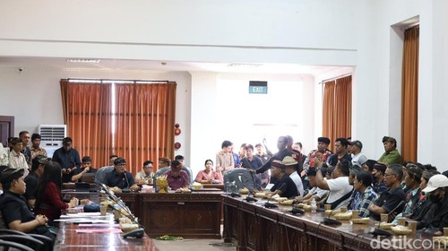 Puluhan nasabah LPD Bedulu mendatangi kantor DPRD Gianyar, Kamis (1/7/2026). (Foto: Aryo Mahendro/detikBali)