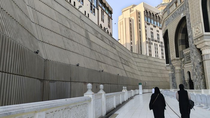 Qashr Ash-Shafa atau Istana As-Safa, salah satu kompleks milik Kerajaan Arab Saudi yang dibangun di atas gunung bernama Abu Qubais atau Jabal Abu Qubais.
