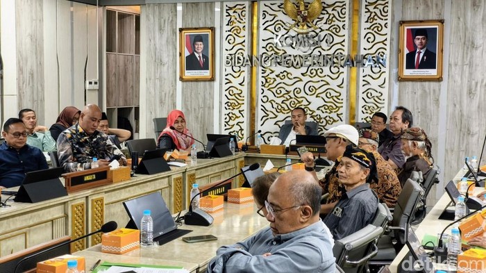 Rapat kerja Komisi I DPRD Jabar soal usulan perubahan nama provinsi.