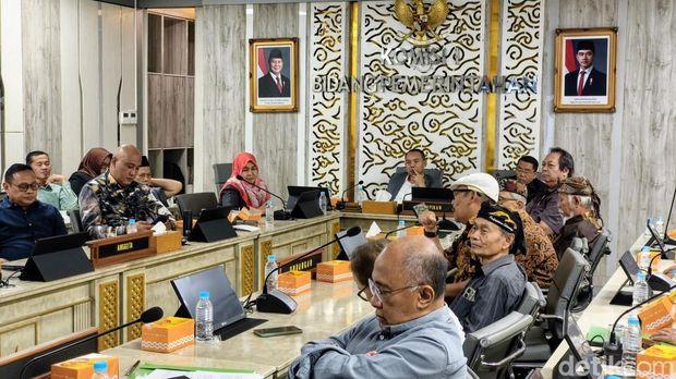 Rapat kerja Komisi I DPRD Jabar soal usulan perubahan nama provinsi. Rapat kerja Komisi I DPRD Jabar soal usulan perubahan nama provinsi.