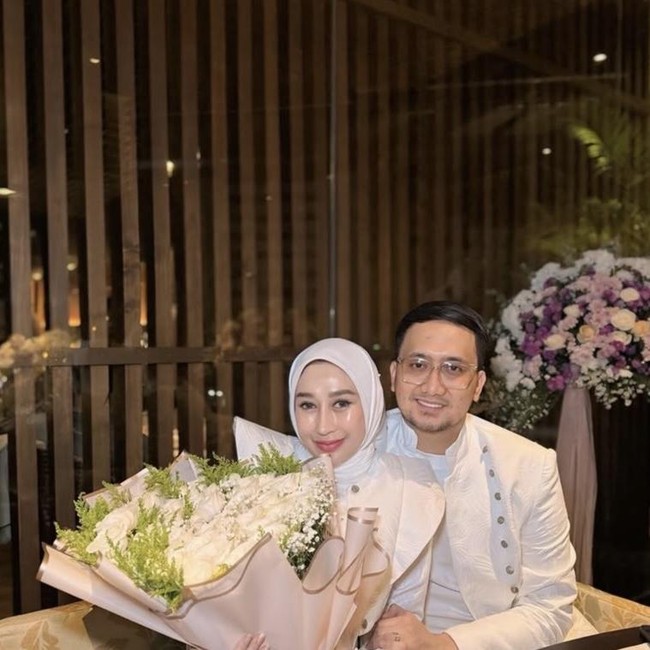 Reza Gladys Bagikan Momen Kulineran di Kaki Lima hingga Dinner Mewah