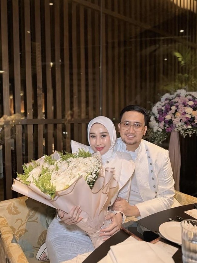 Reza Gladys Bagikan Momen Kulineran di Kaki Lima hingga Dinner Mewah