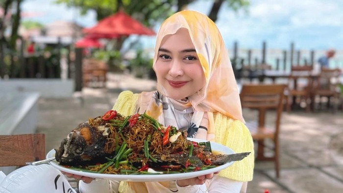 Cake Ria Ricis Keseruan Ria Ricis Rayakan Ultah ke-31 di Phuket