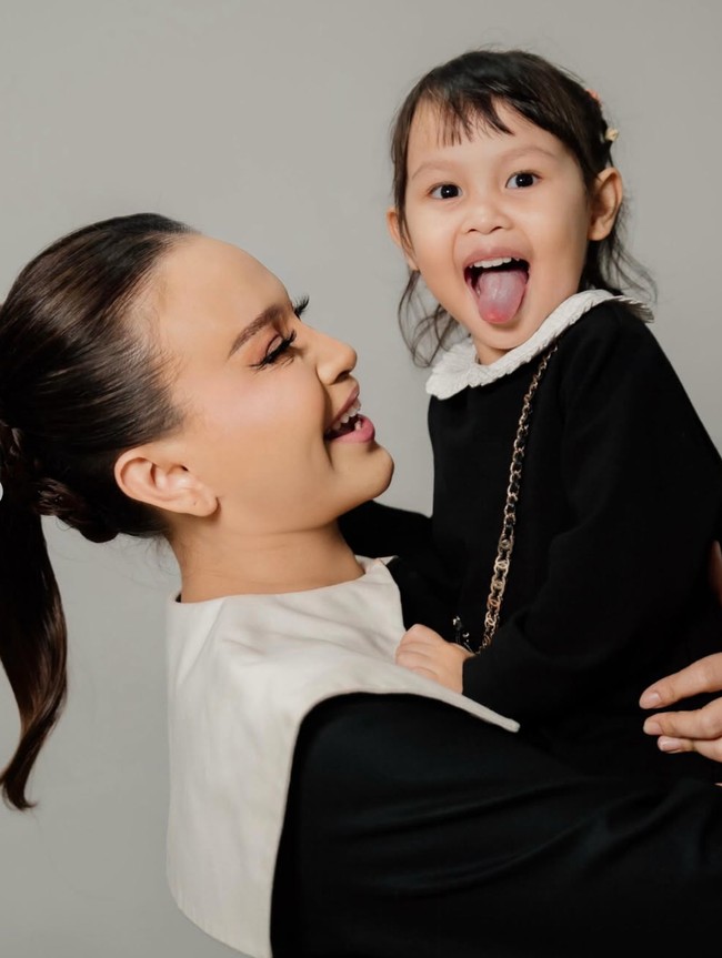 Melalui akun Instagram pribadinya, Rossa beberapa waktu lalu memperkenalkan anak keduanya ke publik. Balita berusia 2 tahun itu bernama Raina Mikayla Almahyra. Foto: Instagram/@itsrossa910