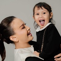 Melalui akun Instagram pribadinya, Rossa beberapa waktu lalu memperkenalkan anak keduanya ke publik. Balita berusia 2 tahun itu bernama Raina Mikayla Almahyra. Foto: Instagram/@itsrossa910
