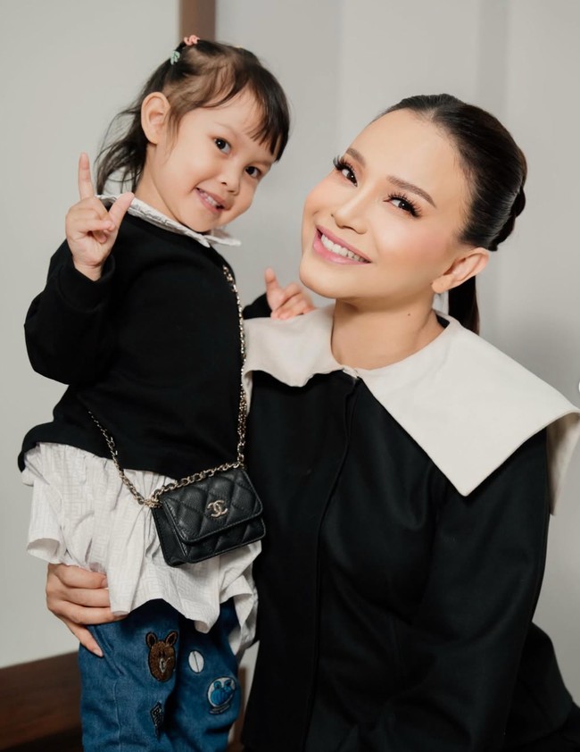 Di keterangan unggahan Rossa mengatakan bahwa Raina sekaligus menjadi adik bagi putranya, Rizky Langit Ramadhan. Rossa pun membagikan beberapa foto-foto kompaknya bersama sang putri. Foto: Instagram/@itsrossa910