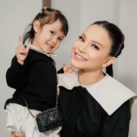 Di keterangan unggahan Rossa mengatakan bahwa Raina sekaligus menjadi adik bagi putranya, Rizky Langit Ramadhan. Rossa pun membagikan beberapa foto-foto kompaknya bersama sang putri. Foto: Instagram/@itsrossa910