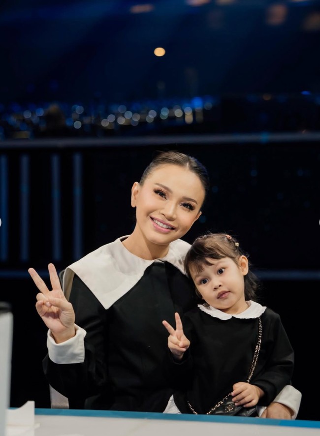Terlihat Raina yang sudah ikut diajak Rossa untuk menemaninya bekerja. Gaya couple ibu-anak itu pun curi atensi. Foto: Instagram/@itsrossa910