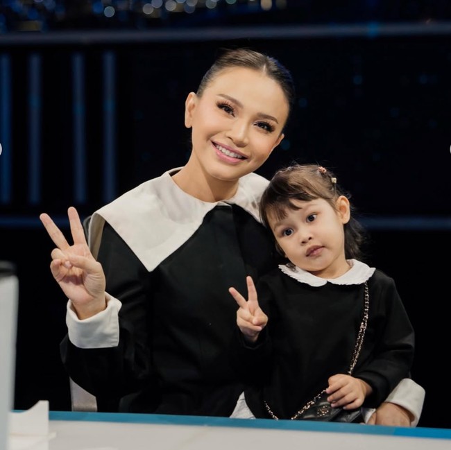 Potret Rossa Bareng Putrinya, Raina, yang Curi Atensi, Ibu-Anak Tampil Couple