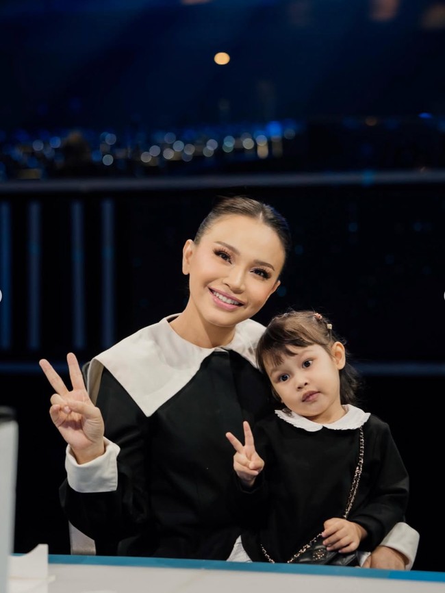 Potret Rossa Bareng Putrinya, Raina, yang Curi Atensi, Ibu-Anak Tampil Couple