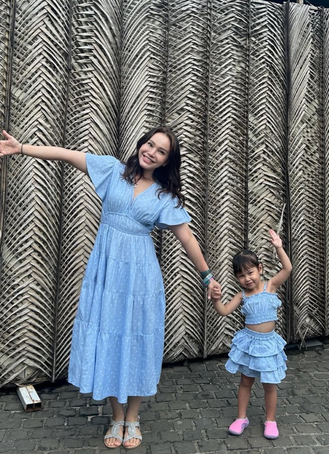 Tak sedikit foto yang memperlihatkan ibu dan anak itu bergaya couple mengenakan busana senada. Seperti dalam foto satu ini, keduanya tampil kompak dalam balutan busana berwarna biru muda. Foto: Instagram/@itsrossa910