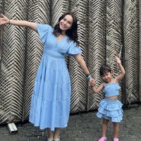 Tak sedikit foto yang memperlihatkan ibu dan anak itu bergaya couple mengenakan busana senada. Seperti dalam foto satu ini, keduanya tampil kompak dalam balutan busana berwarna biru muda. Foto: Instagram/@itsrossa910