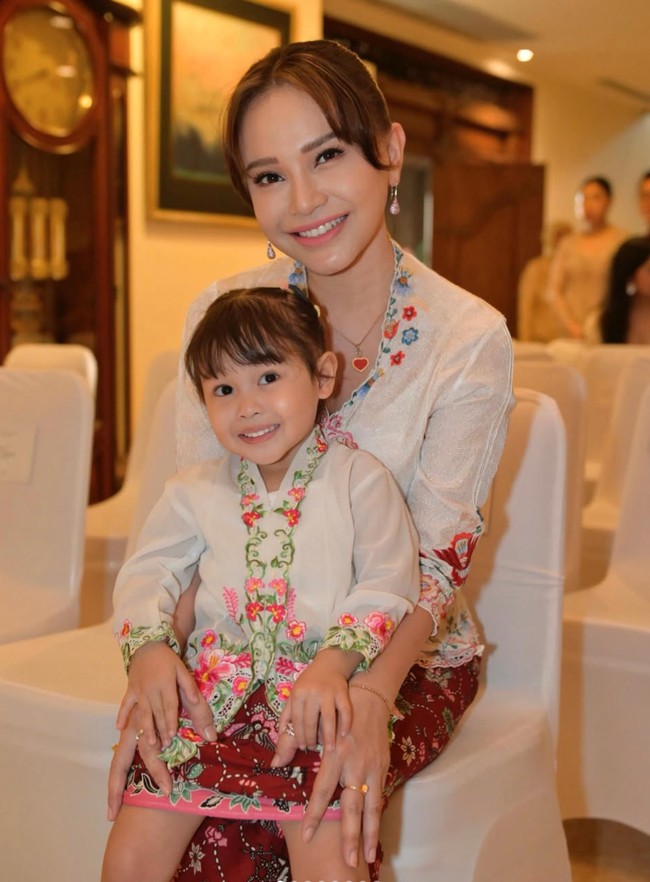 Momen saat Rossa dan Raina sama-sama mengenakan kebaya tak kalah curi atensi. Bak versi mini Rossa, Raina terlihat mengenakan kebaya motif floral lengkap dengan kain batik warna marun, couple dengan sang mama. Foto: Instagram/@itsrossa910