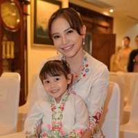 Momen saat Rossa dan Raina sama-sama mengenakan kebaya tak kalah curi atensi. Bak versi mini Rossa, Raina terlihat mengenakan kebaya motif floral lengkap dengan kain batik warna marun, couple dengan sang mama. Foto: Instagram/@itsrossa910