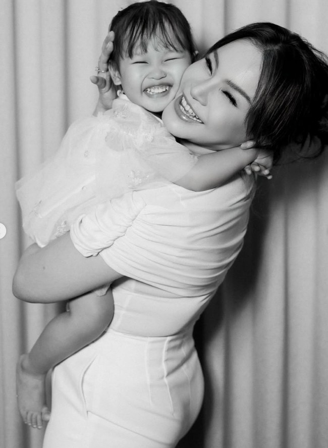Rossa sendiri sebelumnya diketahui memiliki putra dengan mantan suaminya, Yoyo Padi. Ia dan Yoyo memutuskan bercera pada 2004. Kini Rossa memilih kembali menambah anak dengan mengadopsi putri angkatnya, Raina. Foto: Instagram/@itsrossa910