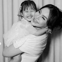 Rossa sendiri sebelumnya diketahui memiliki putra dengan mantan suaminya, Yoyo Padi. Ia dan Yoyo memutuskan bercera pada 2004. Kini Rossa memilih kembali menambah anak dengan mengadopsi putri angkatnya, Raina. Foto: Instagram/@itsrossa910