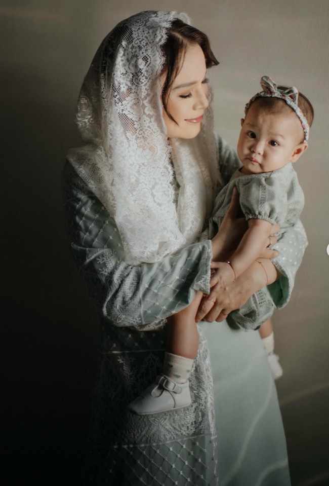 Dari foto yang dibagikan terlihat Raina sudah diadopsi Rossa sejak bayi. Foto: Instagram/@itsrossa910