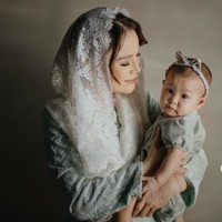Dari foto yang dibagikan terlihat Raina sudah diadopsi Rossa sejak bayi. Foto: Instagram/@itsrossa910