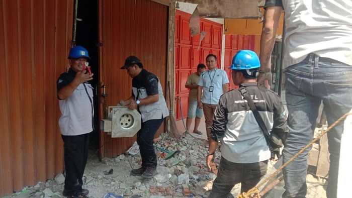 Ruko yang diduga tambang bitcoin di Tambun Selatan Bekasi dibongkar setelah diduga mencuri listrik, Selasa (30/6/2026).
