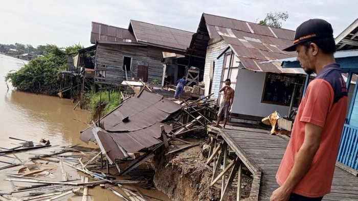 Rumah di bantaran Sungai Kahayan ambruk akibat abrasi.