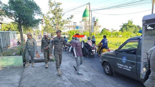 Satpol PP Lombok Tengah mengamankan seorang manusia silve di pertigaan Yanmu, Lingkungan Ketejer, Kecamatan Praya, Lombok Tengah, NTB. (Dok. Satpol PP Lombok Tengah)